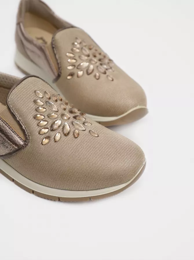 Female shoes : beige, Year - 02