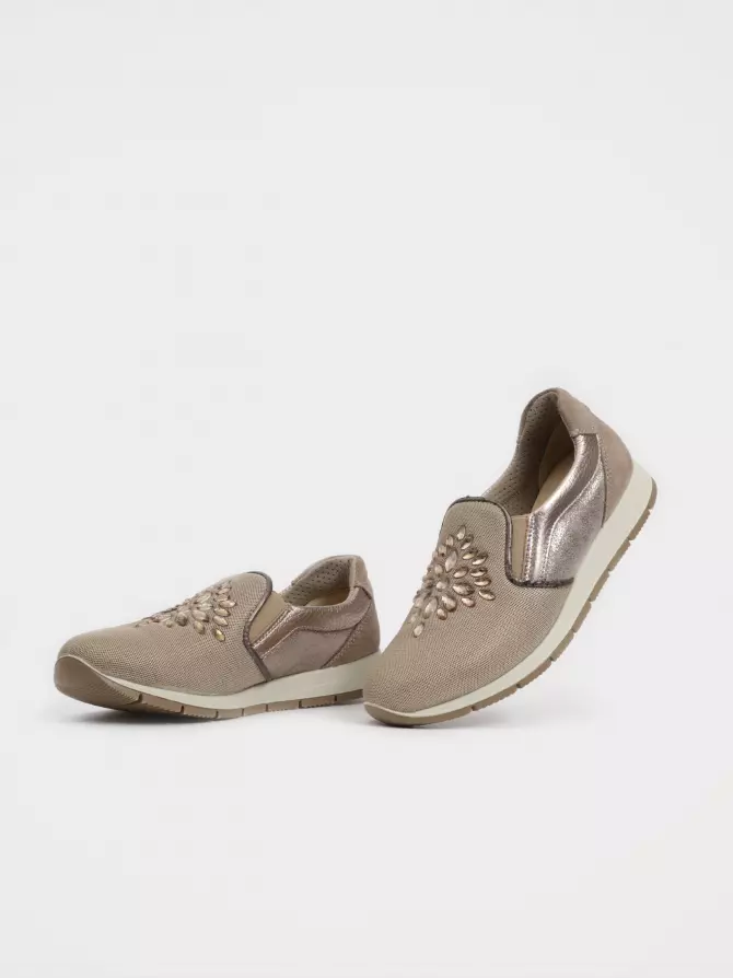 Female shoes : beige, Year - 04